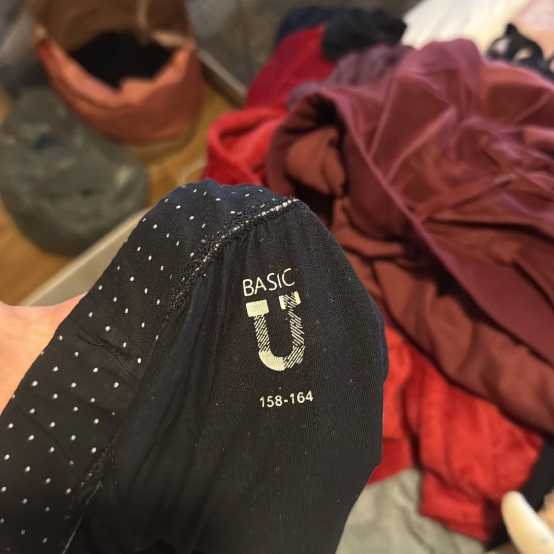 Svarta prickiga shorts från Basic U - 2