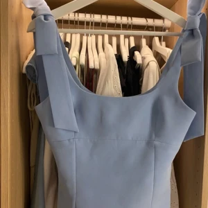 Ljusblå Zara topp med rosetter - Supersöt ljusblå topp med rosetter🩵Från Zara och använd en gång bara💕