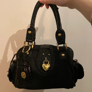 Svart handväska  - Säljer en jättefin efterfrågad svart handväska, köpt vintage i Nice. Sista bilden har gått viralt på Pinterest och massa frågar om väskan!! Sjukt fin, säljer eftersom jag rensar garderoben. 