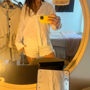 Vit linneskjorta - Säljer en luftig och stilren vit skjorta i linne🤍passar perfekt nu till sommaren och till stranden!