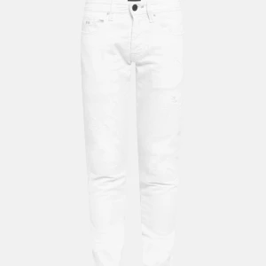 Vita jeans från Sartoria Tramarossa - Säljer ett par fräscha vita jeans från Sartoria Tramarossa. Byxorna har klassisk femficksdesign, normal passform och raka ben. Snygg detalj med svart läderpatch bak i midjan och liten metallogo vid bakfickan. Ny pris 3 900kr säljer för endast 999kr.