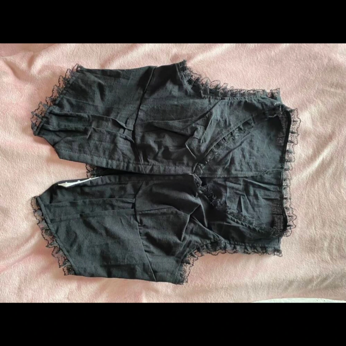 Svart croppad linnetopp med spetsdetaljer - 2