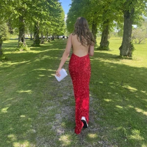 Balklänning - Säljer nu min jättefina balklänning! Har fått väldigt många komplimanger i denna. Användes då bara en gång! Jag är 171 och har 4cm klackar på mig💕 Storlek s