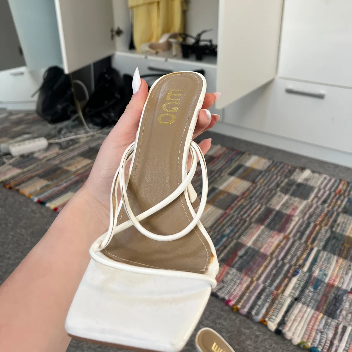 Vita klackskor med smala remmar från EGO - 1