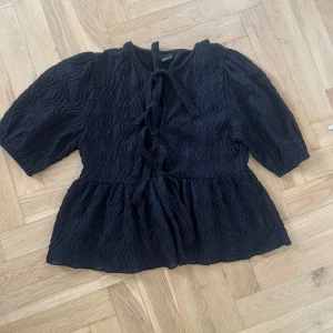Svart blus med knyt - Söt blus från Ginatricot aldrig använd 