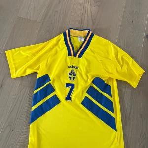 Fotbollströja Sverige VM 1994  - Fotbollströja Sverige VM 1994, Henrik Larsson på ryggen. 