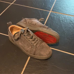 Loubs grå - Säljer nu mina gråa loubs för ett schysst pris, allt på skon är bra utom att sulan har tagit lite stryk