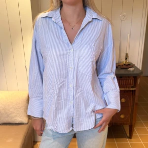 Blåvit randig skjorta - Säljer en klassisk blåvit randig skjorta. Från Zara och storlek XS🪷