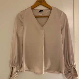 Satin blus - Helt ny utan prislapp! 