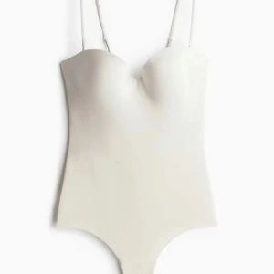 Vit bodysuit  - Vit body från hm, den kan ha nån liten fläck men inte testat tvätta då jag använt den 3 gånger