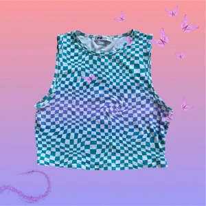 Graphic crop top - Croppad linnetopp från New Yorker i storlek L. Bra skick. Läs gärna bion innan köp.