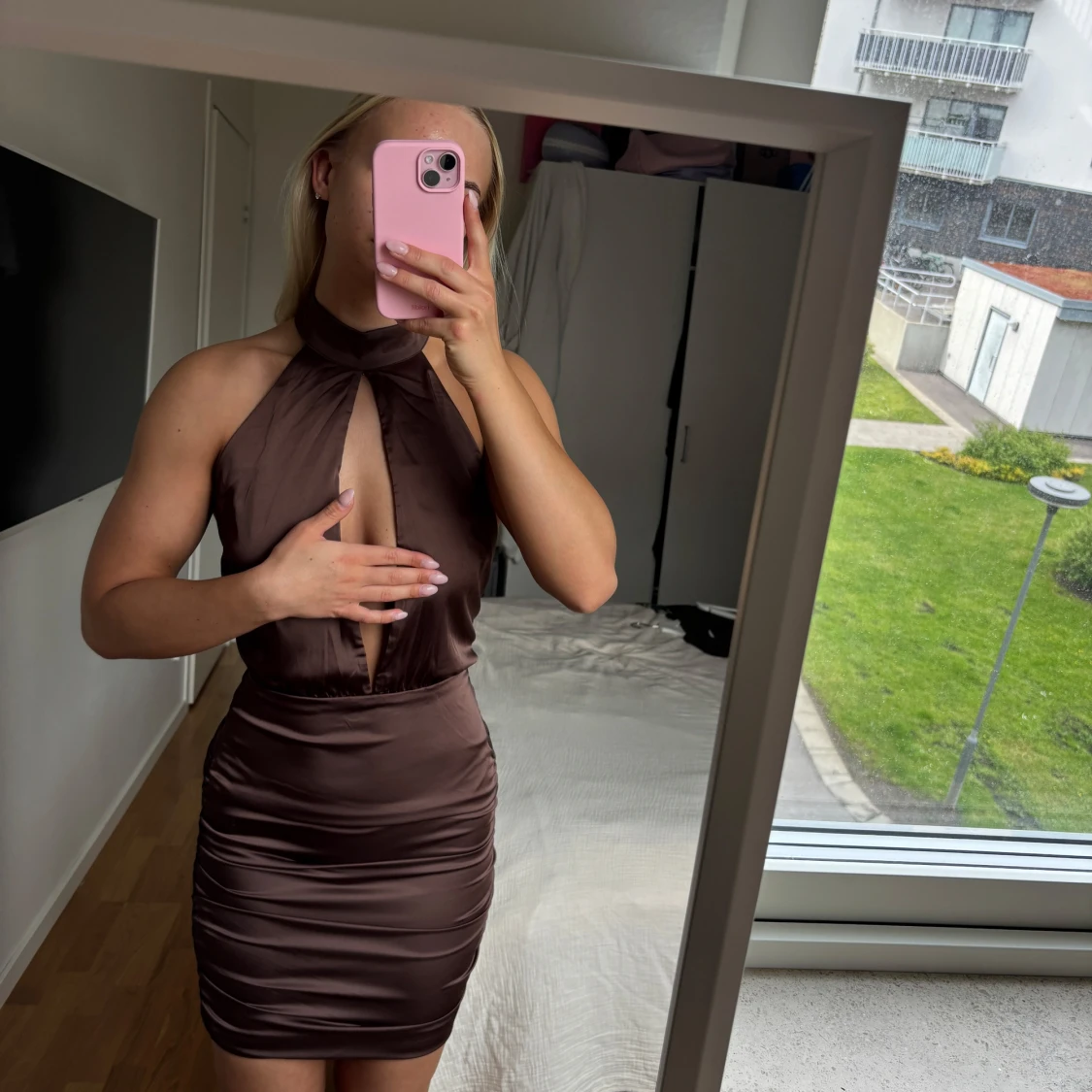 Brun halterneckklänning från Nelly