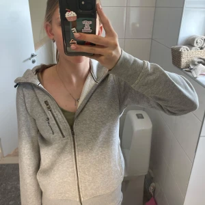 Sail racing zip hoodie - Super snygg zip hoodie, bra skick, defekter kan du se på två sista bilderna. Övrigt är den super snygg 