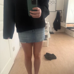 Ljusblå jeanskjol från Gina Tricot - Säljer en ljusblå jeanskjol från Nelly kjolen är oanvänd,jag köpte den men den var för stor och glömde skicka tillbacka.Storlek 34 köpte den för 499 och och eftersom den är oanvänd tänkter jag runt 400.