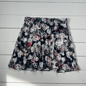 Kjol Twist&Tango  - Superfin blommig kjol från märket Twist&Tango💕Den har blivit använd och har inga defekter i sömmarna. Den har dock en enda defekt i tyget som kan ses på sista bilden. Det har varit ett hål som har lagats igen med sytråd. Jag har ringat in defekten så att den lättare kan ses, men det är inget som syns eller som man märker av om man inte vet att den är där. I övrigt så har kjolen väldigt bra kvalitet. Kjolen har även två fickor vid sidorna, vilket kan vara praktiskt☺️Samt resor i midjan. 