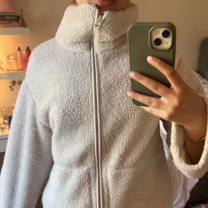 Beige Teddy jacka H&M - Söt teddy jacka från hm som jag har använt flertal gånger men inga skador ☺️storlek S