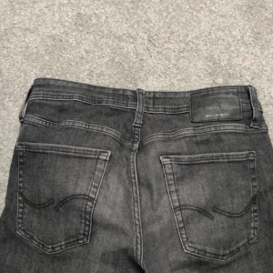 Grå/svarta jeans från jack&jones - Tja säljer mina jack&jones jeans i slim/glenn. Storlek 29/32! Inga defekter och fint skick! Hör av er vid intresse 