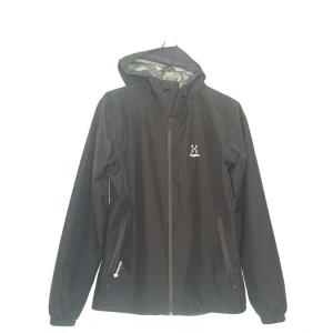 Haglöfs Vindjacka - Nyköpt Haglöfs jacka storlek M, köpt för 1499 säljs i bästa skick. 