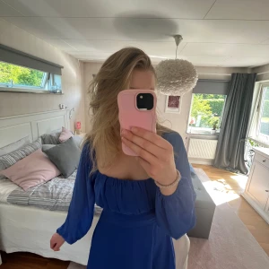 Kort Mörkblå Klänning Med Rosett Bak - Väldigt fin mörkblå klänning med en söt rosett snörning där bak. Använd 1 gång. Kan sänka priset. 💙💙