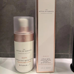 Rituals The Ritual of Namaste Glow Serum och Cleansing Balm - Båda är oöppnade! Säljer  ett serum och en rengöringsbalm från Rituals The Ritual of Namaste-serien. Serumet är anti-ageing och ger glow, medan cleansing balmen rengör huden skonsamt. Båda produkterna har en lyxig vit och roséguldig design. Nypris för båda 600kr 
