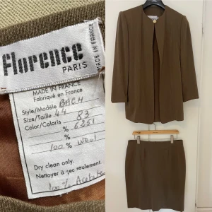 Vintage dräkt/kostym från Florence Paris - Helt unikt vintageset med handskriven etikett i från Florence Paris i 100% ull. Setet består av en rak kavaj med dekorativa ljusa knappar och en matchande pennkjol. Perfekt för dig som gillar stilrena och tidlösa plagg med unika detaljer. Kavajen har en enkelknäppning fram men sen dubbelknäppning under med fint fall och dekorativa knappar vid ärmsluten. Kjolen en klassisk modell med dragkedja och litet sprund baktill.