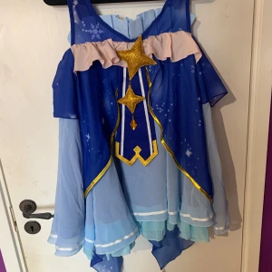 Snow miku 2017 cosplay  - Snow miku 2017 cosplay. Köptes för 1200kr säljer för 600kr. Använt 1 gång. Köpt i Japan. 