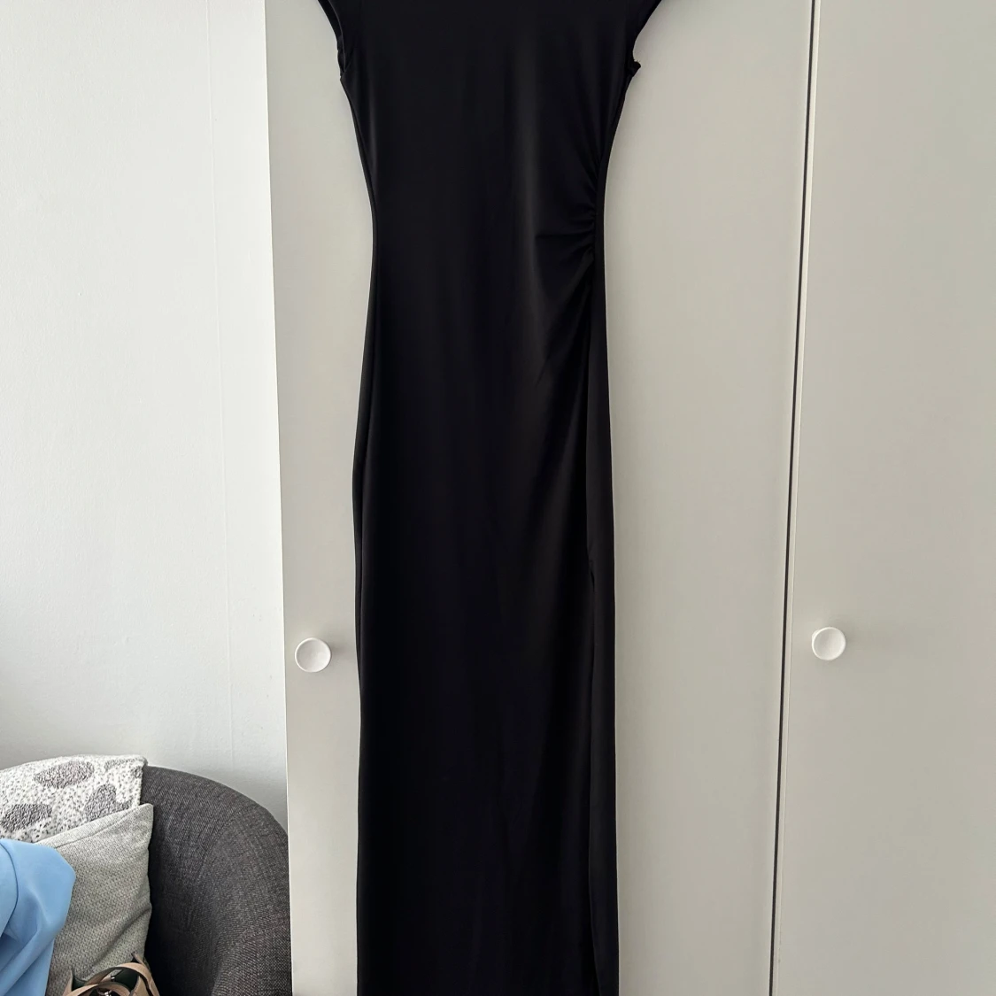 Svart långklänning med slits - 3