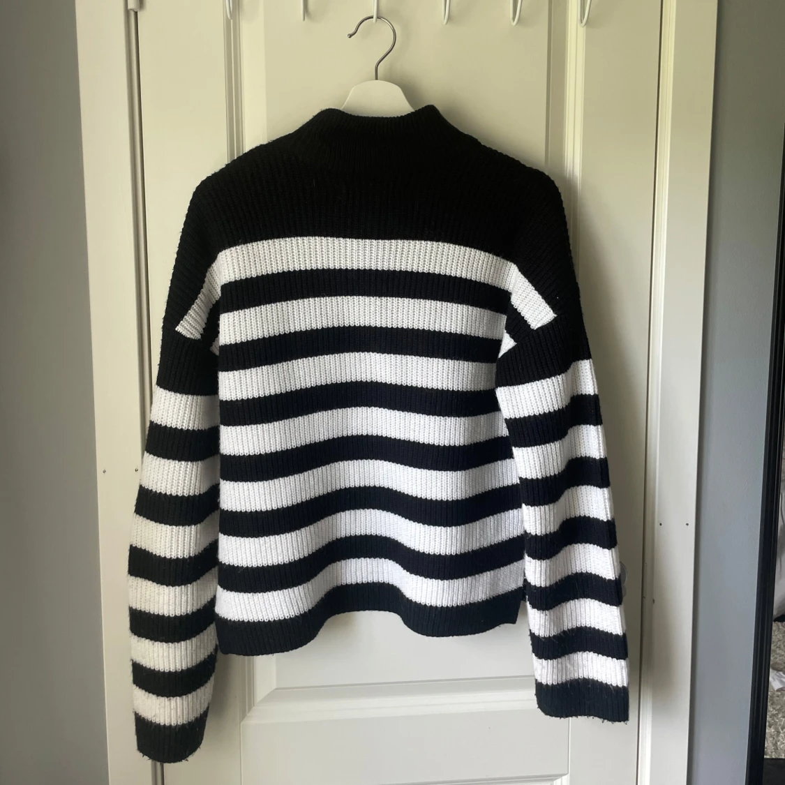 Svartvit randig stickad tröja  - 1
