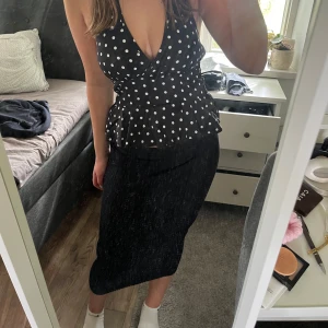 Svart ribbad långkjol från Zara - Säljer en svart ribbad långkjol från Zara. Kjolen har en hög midja och är figurnära med stretchigt material . En aning urtvättad men inget som syns jätte mycket