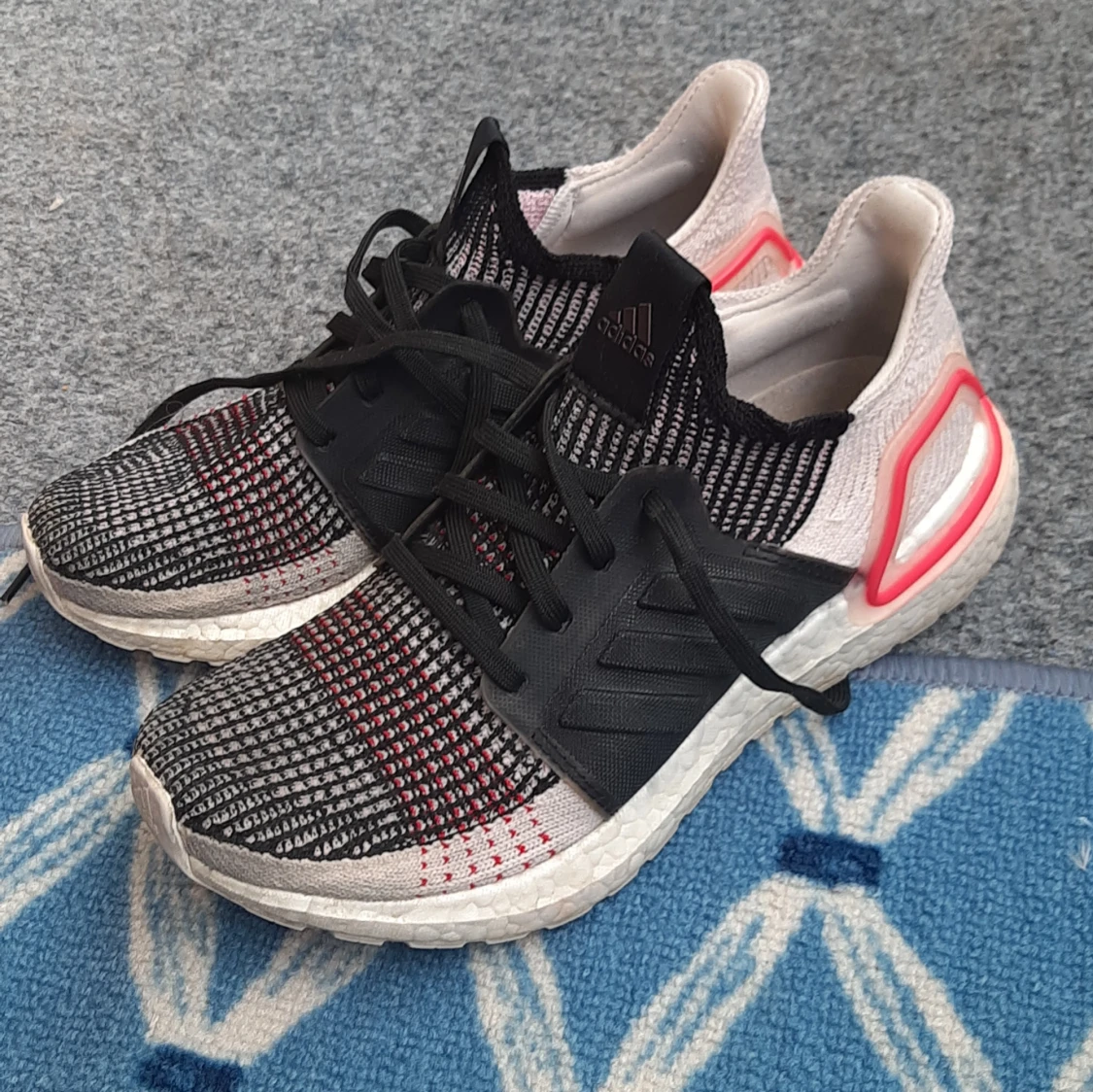 Adidas löparskor med svart och vit ovandel - 1