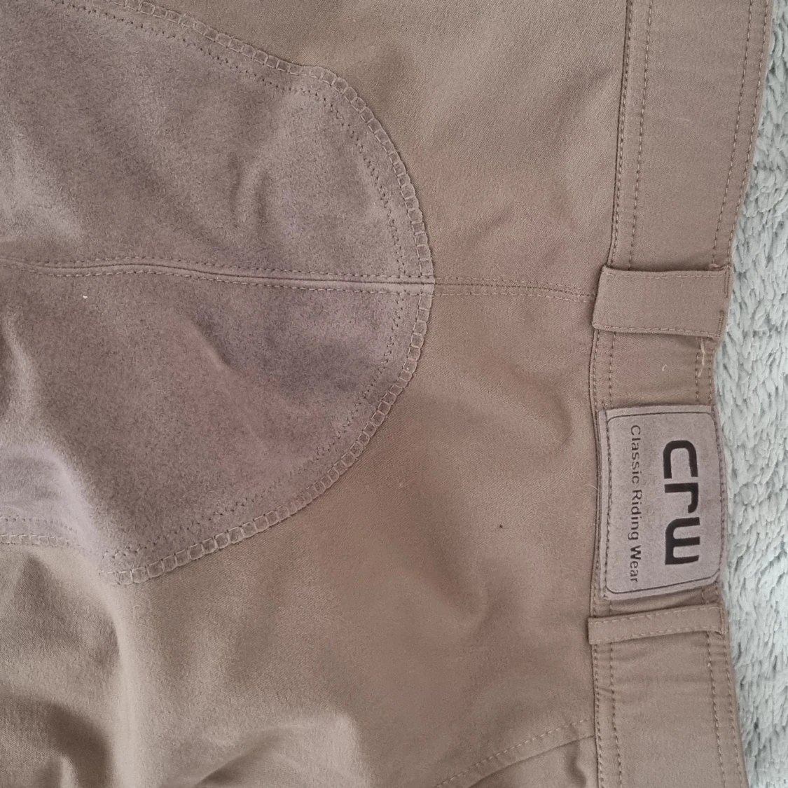 Beige ridbyxor från CRW med dragkedjedetaljer - 2