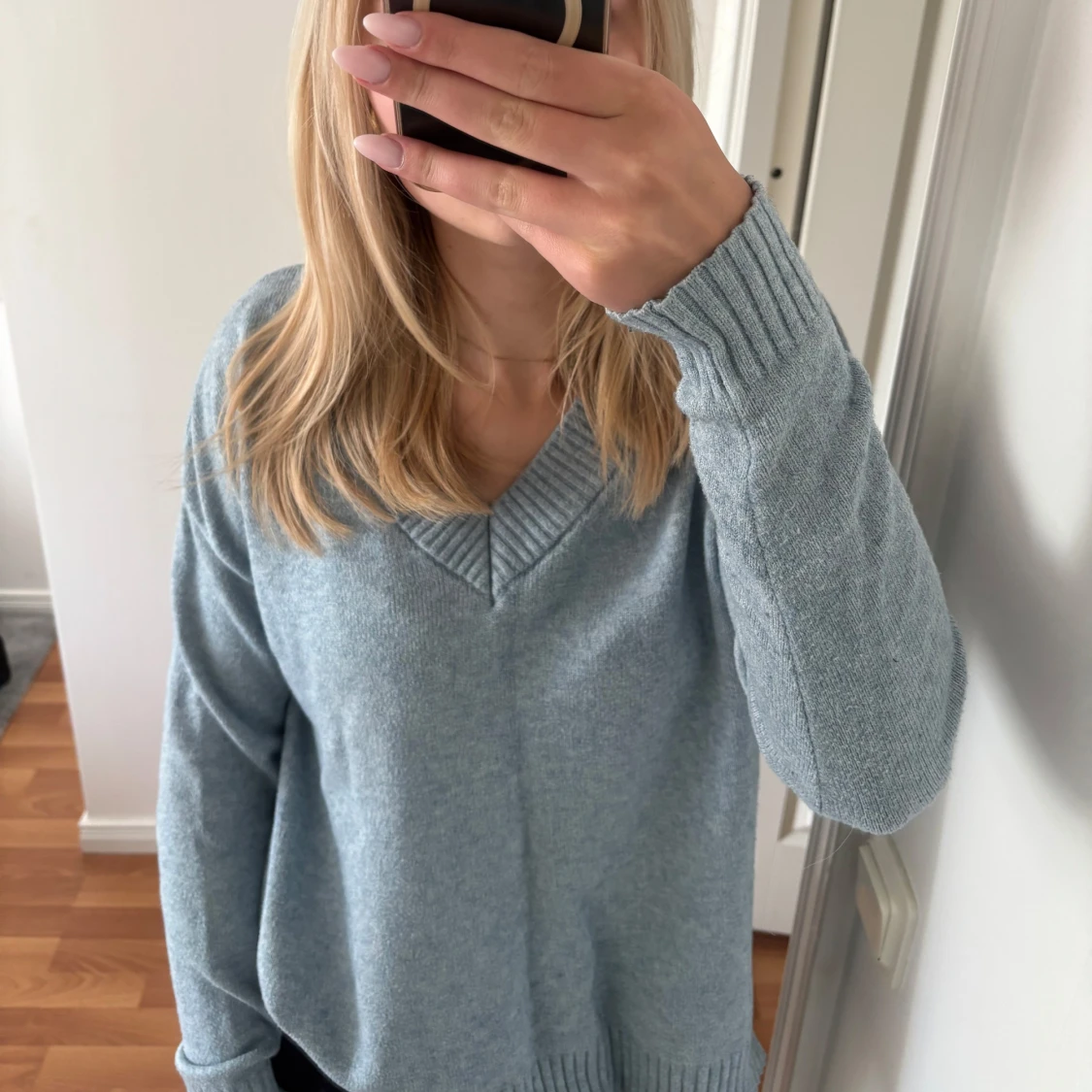 Ljusblå stickad v-ringad tröja - 2