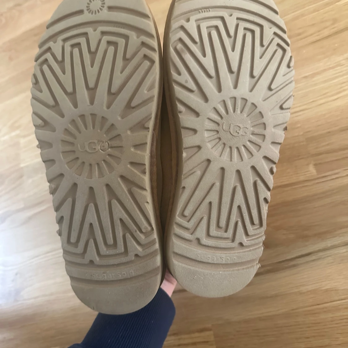 Beige fårskinnstofflor från UGG - 3