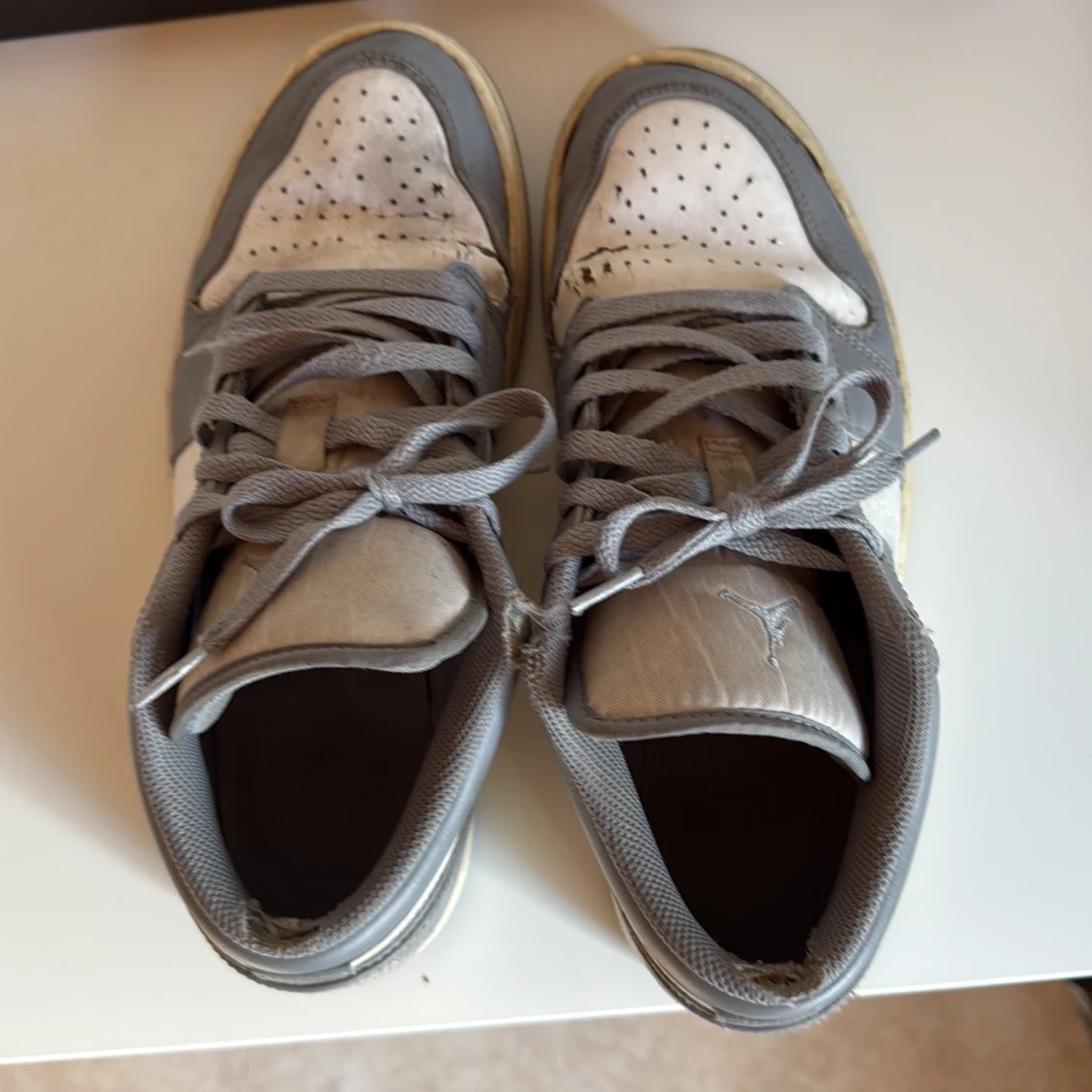 Nike Air Jordan 1 Low i grått och vitt - 1