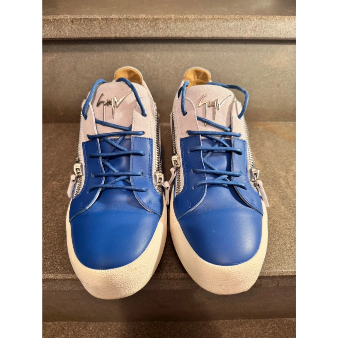 Blå och grå sneakers från Giuseppe Zanotti