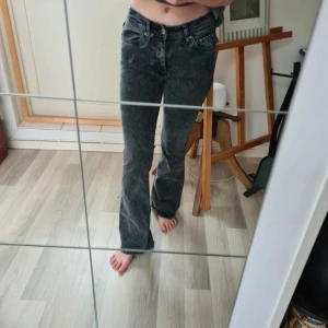 Gråa bootcut jeans från Gina Tricot Petite  - Säljer ett par gråa bootcut jeans från Perfect Jeans. Jeansen har en klassisk femficksmodell, normal passform och är tillverkade i ett mjukt denimtyg. Perfekta för dig som gillar en tidlös look med lite utsvängda ben.