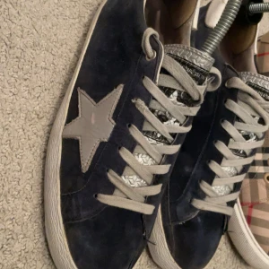 Golden goose - Tja säljer dessa golden goose i fint skick! Hör av er vid minsta lilla🤙🏼 storlek 41! Har bytt till marinblåa nya snören även!
