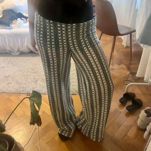 Virkade Byxor  - Säljer dessa supersnygga och slutsålda virkade byxor från h&m🩷 Stretchiga och har inbyggda shorts🩷 Aldrig använda endast testade