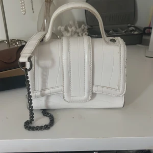 väska - jättesöt väska från zara i bra skick, skriv för fler bilder💞