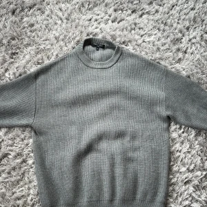 Stickad CDG tröja - Säljer en stickad tröja från Comme des Garçons. I storlek M och säljer för 750kr. Den är i bra skick utan fläckar eller skador. Köparen står för frakten