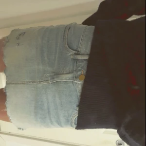 Ljusblå jeanskjol från Lindex - Säljer en ljusblå jeanskjol från Lindex, den passar mig som har storlek xs men skulle säga att den är i storlek xs, xxs och s. Den är från Lindex och är helt ny med prislapp på🤞🏼midjemått raktöver: 34 längden: 31