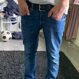 Dondup jeans - Dondup jeans som är använda men bra skick, har 2 lagade hål på bakfickan som syns på sista bilden, nypris 3000kr
