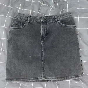 Skit cool jeanskjol - Skit snygg och cool jeanskjol med nitar på sidorna! 🖤storlek M! 