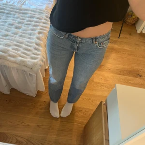 Lågmidjade raka jeans från Gina Tricot - Säljer ett par blå jeans från Gina Tricot med straight fit och är lågmidjade. Snygga ”Distressed” detaljer längst ner på jeansen och på fickorna. Säljer pga för små, använd fåtal gånger och är i mycket bra skick. Midjemått 38 cm. Innebenslängd 79 cm (jag är 176 för referens☺️).