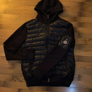 Moncler cardigan storlek M - Hej, säljer denna jättefina moncler cardigan i storlek L men den sitter som M, cardiganen är marinblå och perfekt till sena sommar kvällar. Använd fåtal gånger så jackan är i topp skick. Priset är ej hugget i sten så kom gärna med prisförslag!