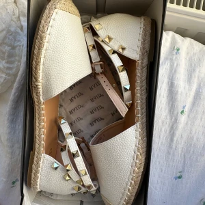 Skor - Jätte fina espadrillos med nitar helt oanvända, perfekta till student eller sommar 🥰