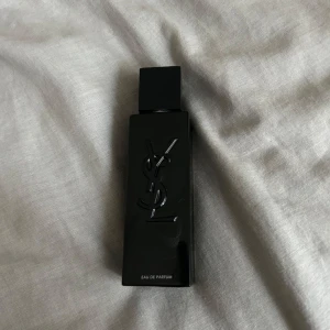Yves Saint Laurent MYSLF Eau de Parfum - Helt ny! Använd en gång. Säljer pga doften passar inte min hud.