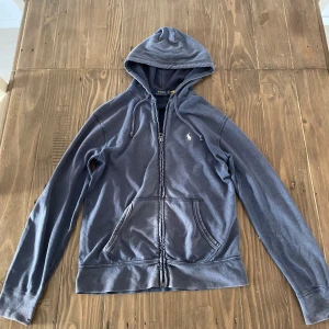 Ralph lauren zip - Tjena! Säljer denna skitsnygga Ralph lauren zip en som är i en sällsynt tvättad färg✌️storleken är M och den har lite tecken på användning därför de låga priset. Men inget man märker!!!!🔥