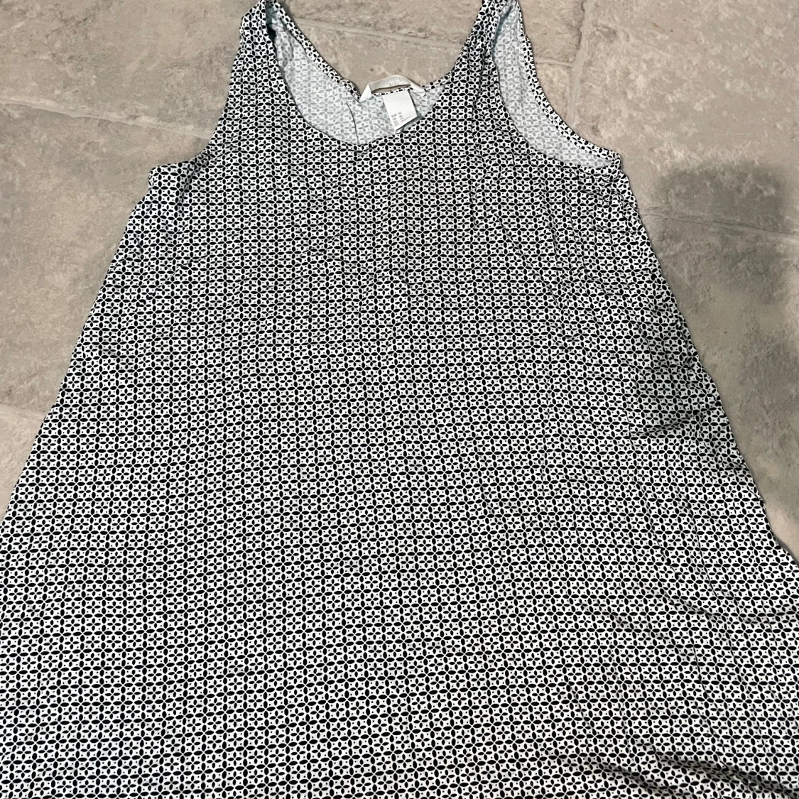 Svartvit mönstrad ärmlös klänning