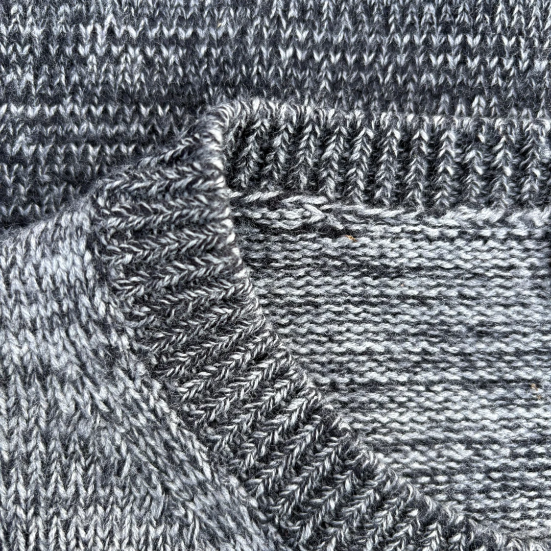 Gråmelerad stickad tröja från A.P.C. - 3